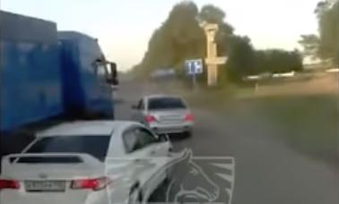 Катер устроил пробку на трассе «Дон»: видео